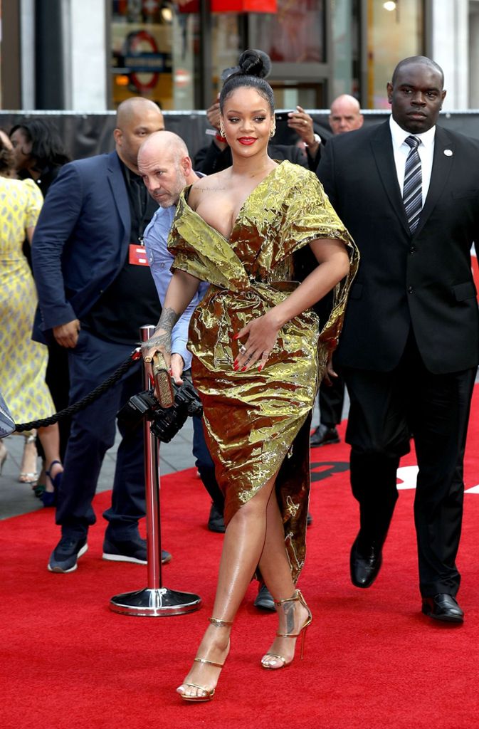 Auftritt Rihanna: Von der Sängerin ist man ja das eine oder andere freizügige Outfit gewohnt.