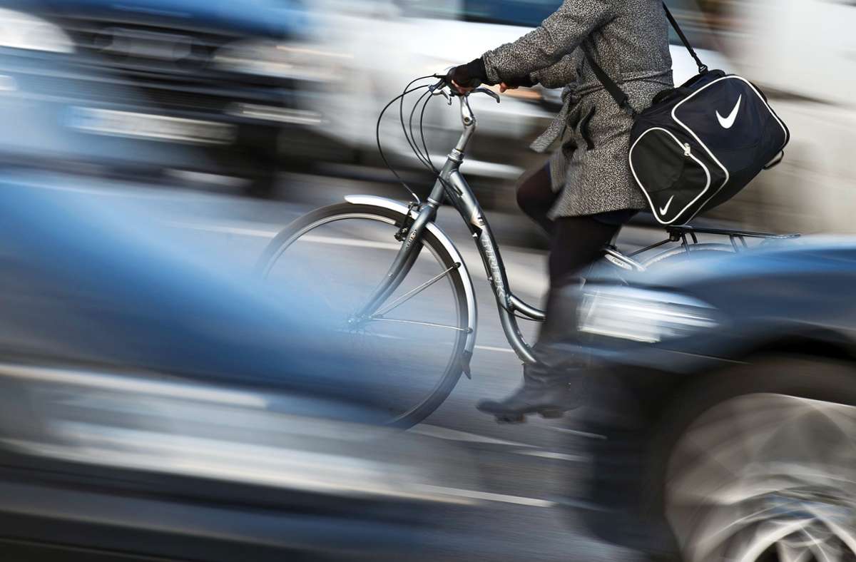 Auf der Osterbronnstraße soll Radfahren sicherer werden. Nur wie? Foto: dpa/Daniel Reinhardt