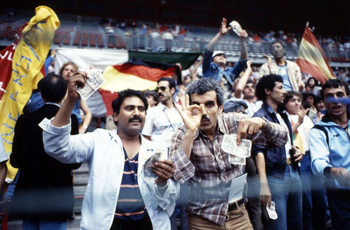 Auch beim nächsten bitteren Erlebnis vier Jahre später bei der WM 1982 in Spanien spielte Nachbar Österreich wieder eine entscheidende Rolle. Das Duell ging als die „Schande von Gijon“ in die Geschichte ein. Nach dem frühen 1:0 durch Horst Hrubesch einigten sich Deutschland und Österreich auf einen „Nichtangriffspakt“ mit zähem Ballgeschiebe, denn mit dem 1:0 waren beide in der Zwischenrunde – und Algerien musste nach Hause fahren (auf dem Foto winken aufgebrachte algerische Fans mit Geldscheinen). Die Fifa zog damals zumindest eine Konsequenz: Seitdem finden die letzten Gruppenspiele immer parallel statt. Zur „Strafe“ verlor Deutschland, das viele Sympathien verspielt hatte, das Finale gegen Italien mit 1:3.