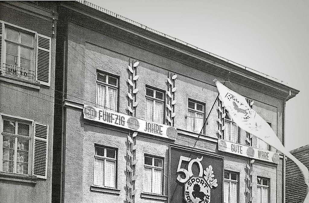 Die Schaufenster beim Jubiläumsverkauf im Jahr 1932 – damals noch in der Büchsenstraße.