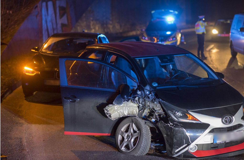 Kollision in Heslach: Nach einer Alkoholfahrt ist der Toyota einer 37-Jährigen nicht mehr zu gebrauchen.
