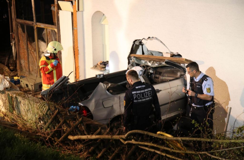 In Pfullingen ist eine 21-Jährige mit ihrem Auto durch eine Hauswand gekracht.