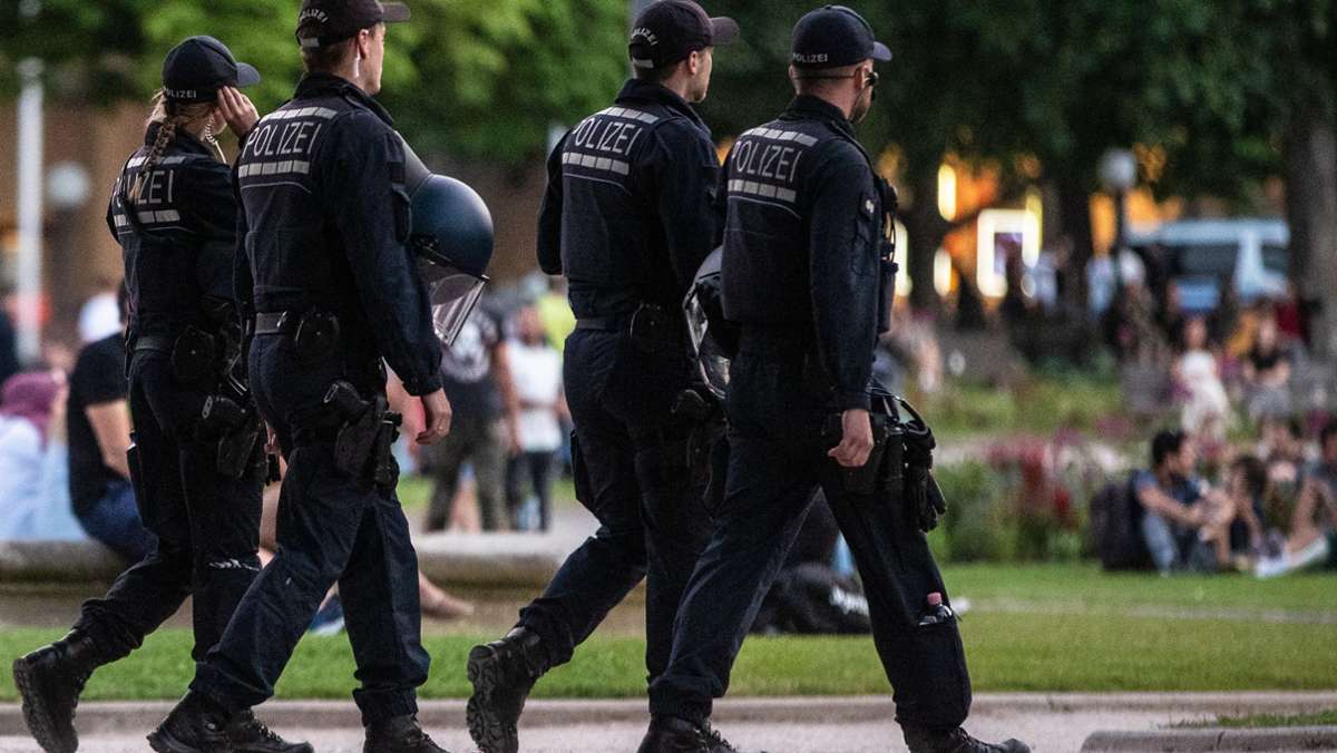  Die Polizei hatte nach der Stuttgarter Krawallnacht bei ihren Ermittlungen in Einzelfällen die Nationalität der Eltern von Tatverdächtigen nachgefragt. Die Polizeigewerkschaft verteidigt das Vorgehen. 