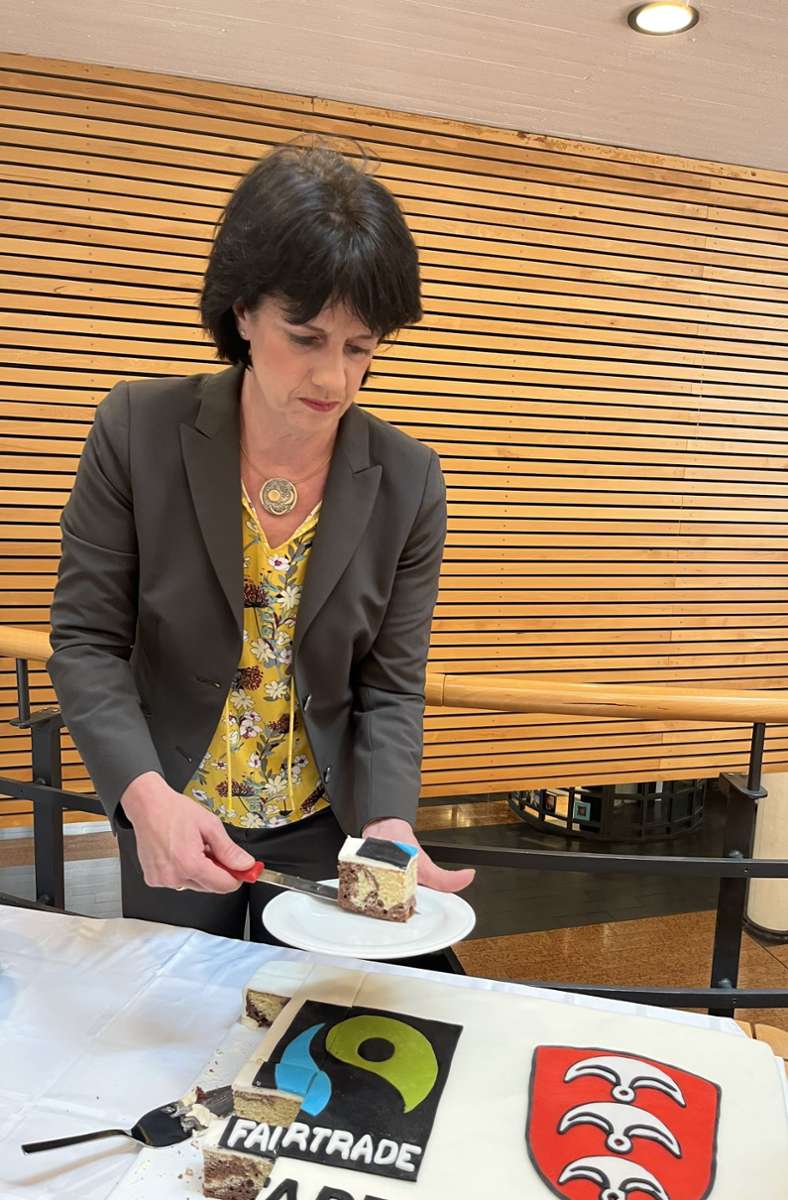 Fellbachs Oberbürgermeisterin Gabriele Zull beim Anschneiden der Fairtrade-Torte