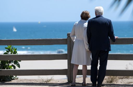 Oh, wie schön ist Santa Monica: Bundespräsident Frank-Walter Steinmeier und seine Frau Elke Büdenbender gehen an der Küstenpromenade spazieren. Foto: dpa