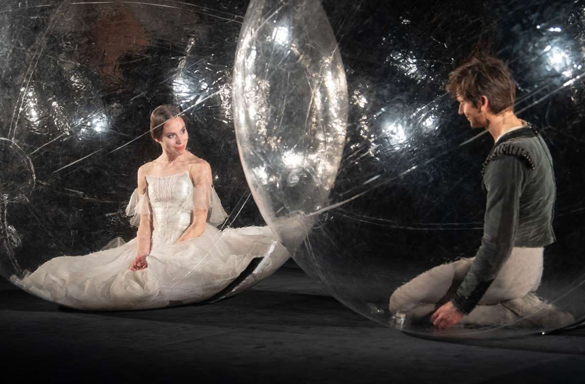 In Kostümen des Balletts „Giselle“ symbolisieren die Tänzer ein tragisches Liebespaar, das nicht zueinanderfinden kann.