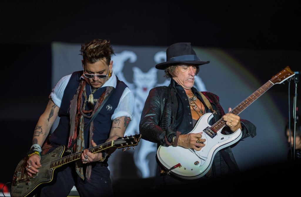 Immer schön die Gitarren malträtieren: Rock’n’Roll von zweien, die es im Blut haben: Johnny Depp und Joe Perry