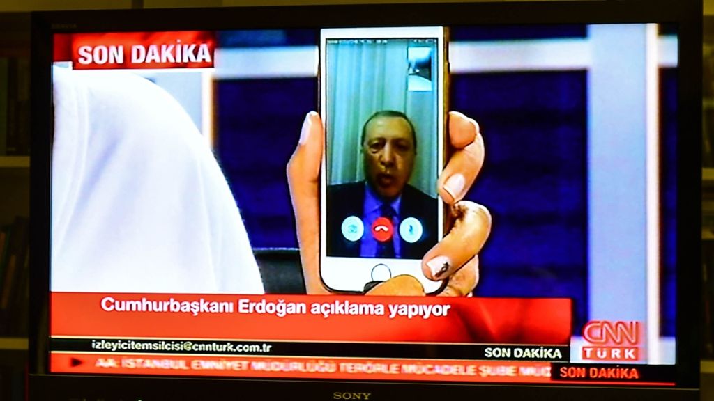 Putschversuch in der Türkei: Erdogans Auftritt übers Smartphone