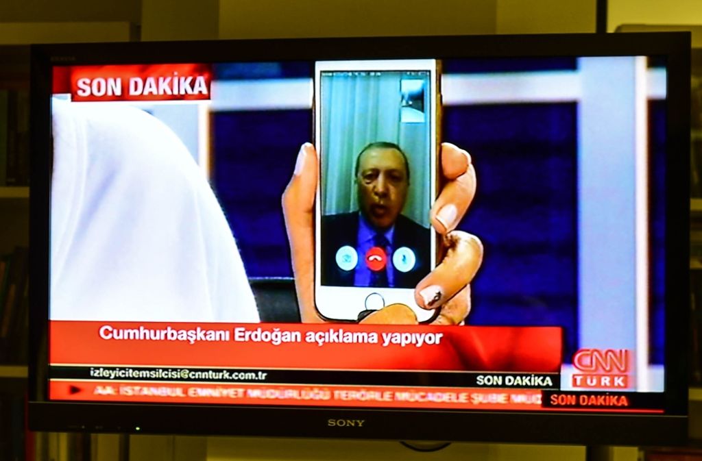 Erdogans Rede über Facetime, von CNN Turk übertragen. Eine Chronologie der Ereignisse in der Türkei von Freitagabend bis Samstagmittag finden Sie in unserer Bilderstrecke.