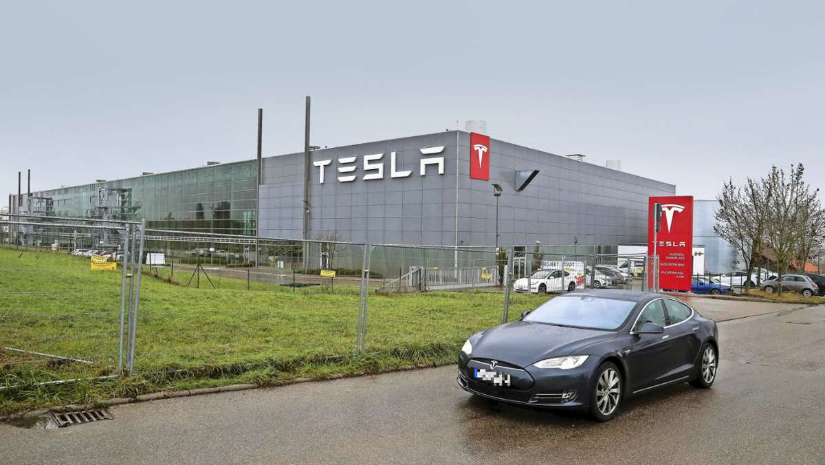 Wirtschaft im Kreis Böblingen: Erste Kunden holen ihren Tesla in Holzgerlingen ab