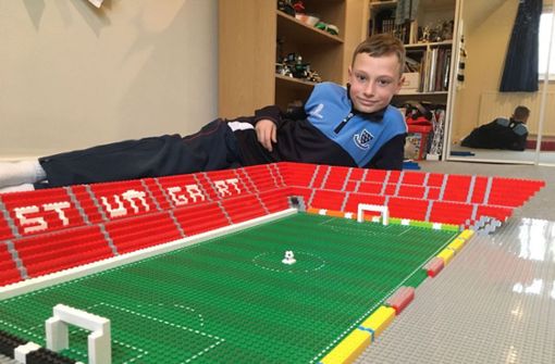 Joe Bryant baute das Stadion des VfB Stuttgart mit Lego-Steinen nach. Foto: Philip/ Bryant