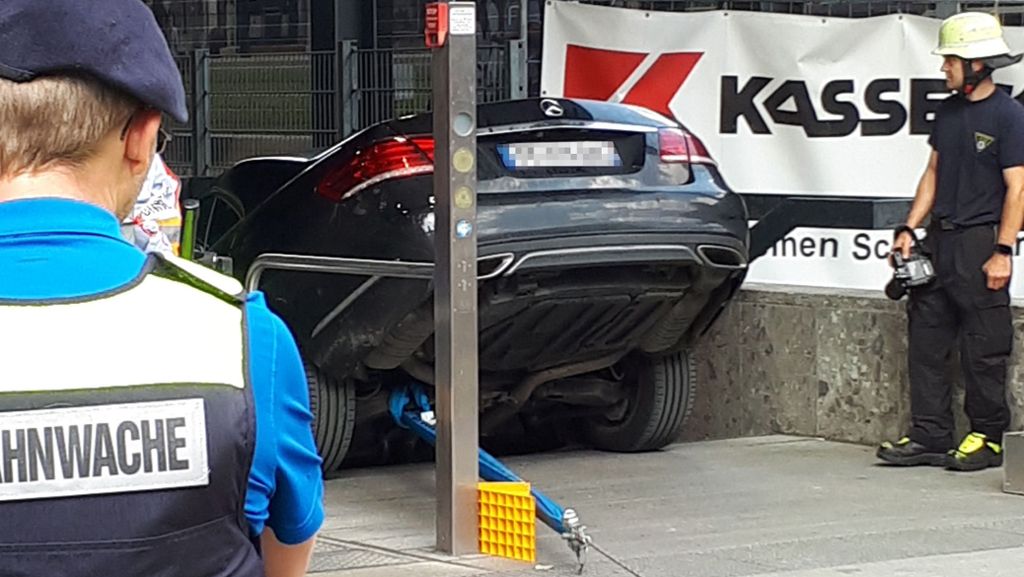  Die Parkplatzsuche eines französischen Ehepaars in München ging gründlich in die Hose. Der 66-jährige Fahrer fuhr versehentlich in den Eingang einer U-Bahn-Station. 