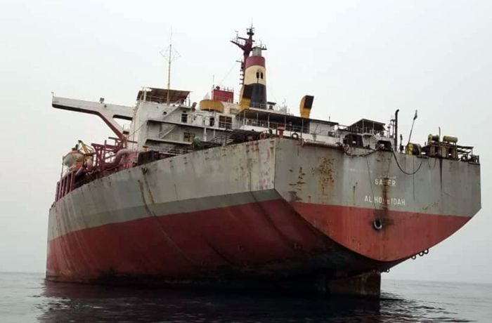 Rettungsaktion gegen eine Ölpest im Roten Meer