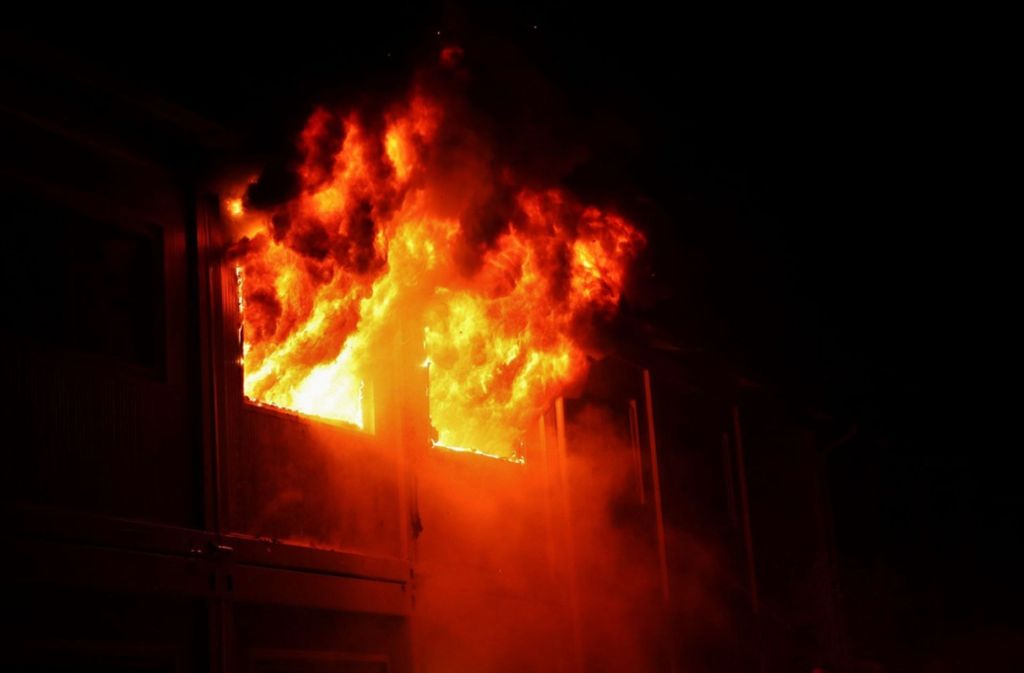 Die Wohncontainer sind nach dem Brand vorerst nicht mehr bewohnbar.