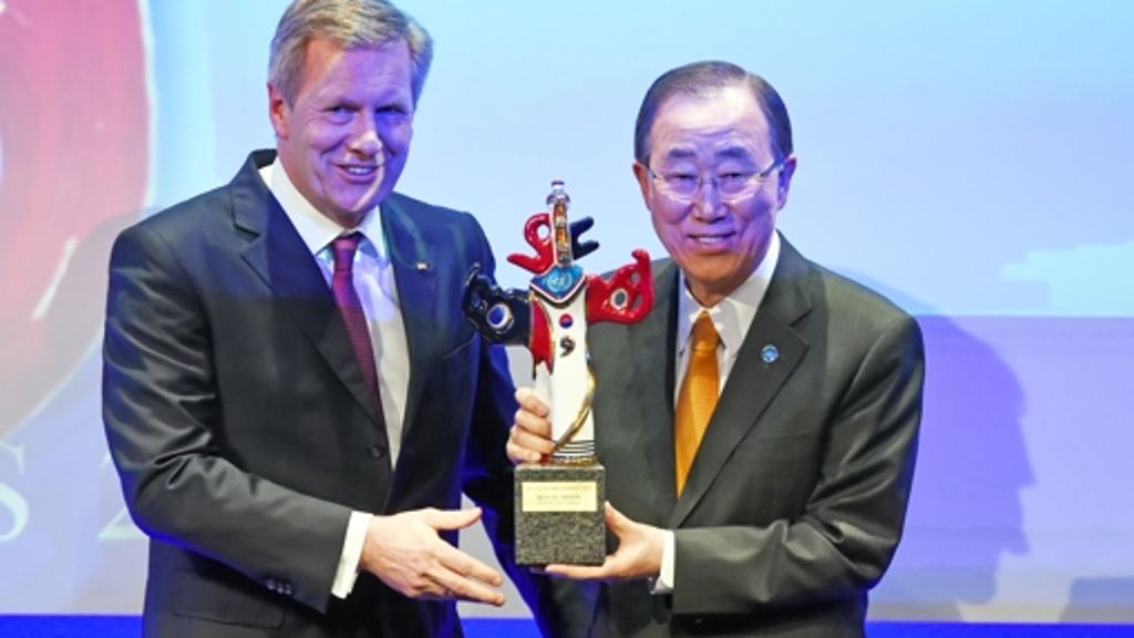 Zierlich, bescheiden, nur die Krawatte glänzt golden: UN-Generalsekretär Ban Ki Moon nimmt den Medienpreis entgegen, scherzt auf Englisch und radebrecht auf Deutsch. Die globalen Konflikte geraten für einen Moment in Vergessenheit. Aber nur kurz. 