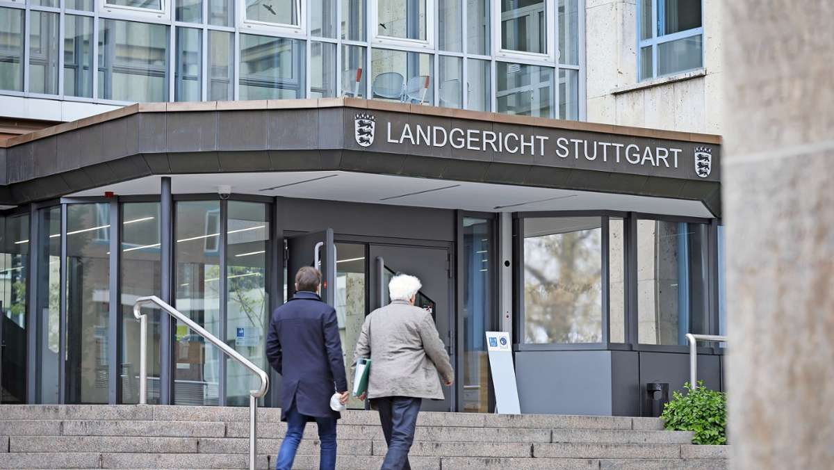  Das Landgericht Stuttgart überprüft, ob gegen einen 54-Jährigen aus Mötzingen die nachträgliche Sicherungsverwahrung verhängt werden muss. Für die Tötung seiner Mutter saß er 13 Jahre in Haft. 