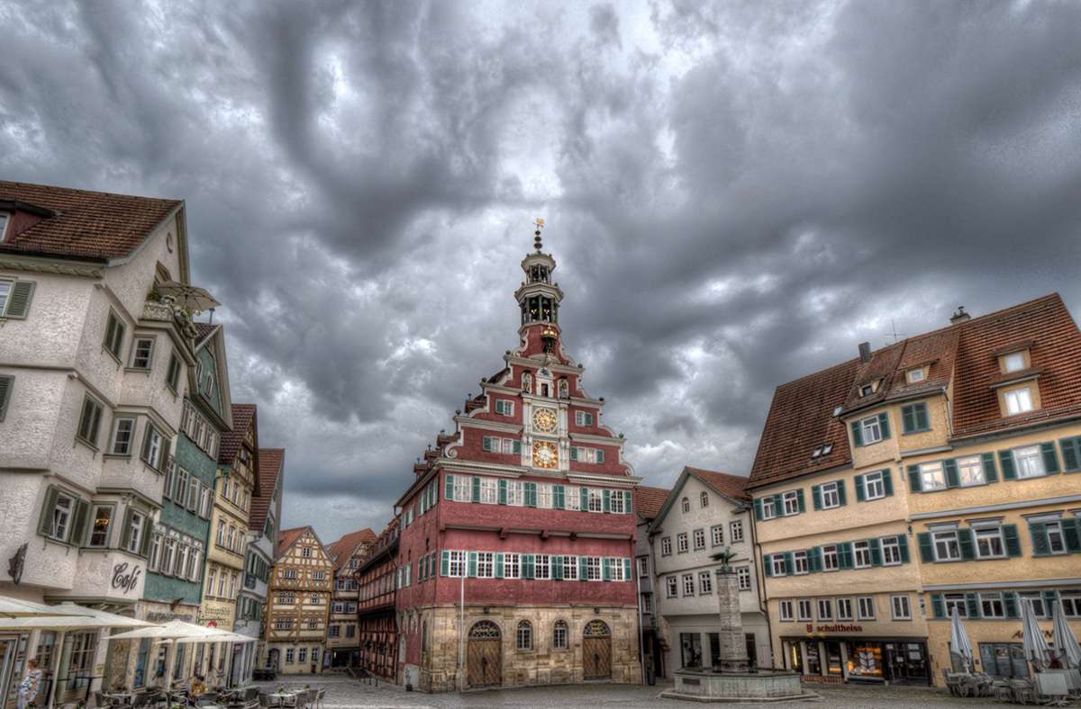 Dramatischer Himmel über dem Alten Rathaus in Esslingen