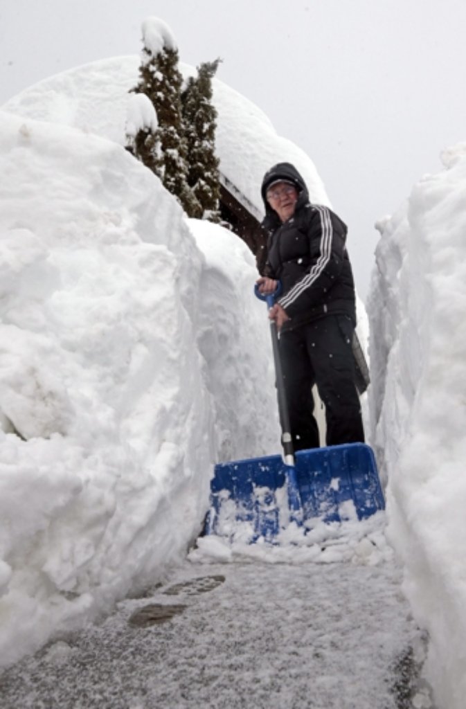 Schnee ohne Ende und Eis auch in Österreich: Dort entspannte sich die Lage am Sonntag kaum.