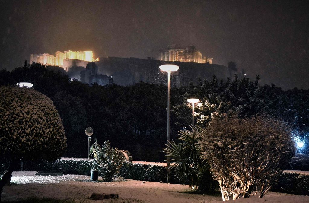 Wie das griechische Fernsehen berichtete, schneite es heftig im Zentrum der Stadt und am Wahrzeichen der Stadt, der Akropolis.