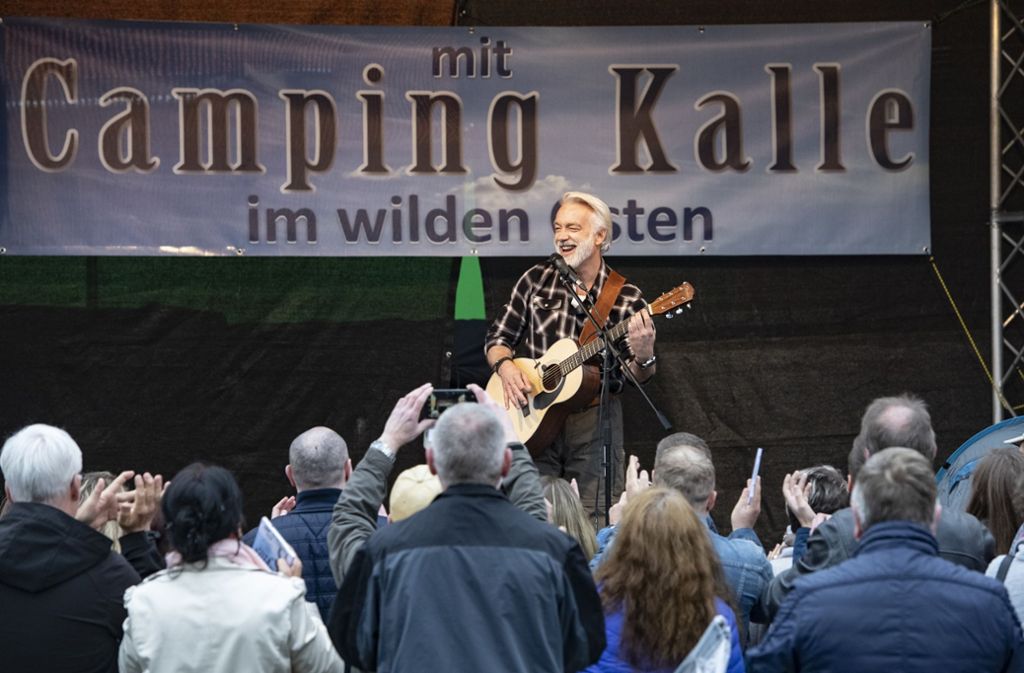 Die Fans wollen von Camping-Kalle (Christoph M. Ohrt) nur ein einziges Lied hören: Seinen alten Hit „Unter der Sonne“.