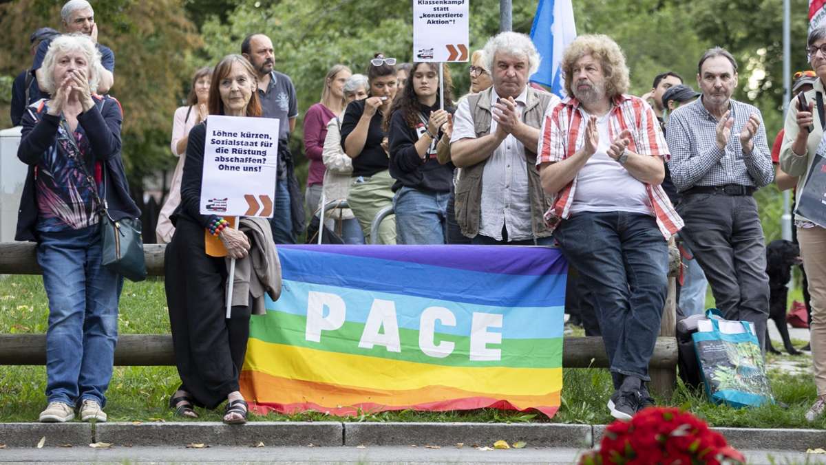 Kundgebung zum Antikriegstag in Fellbach: Schalmeienklänge und Parolen am Friedensbaum