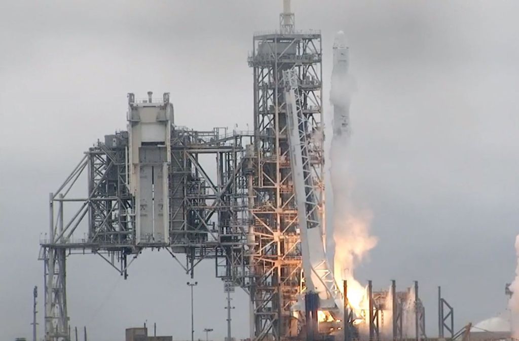 Cape CanaveralMit knapp 24-stündiger Verspätung ist eine „Falcon 9“-Trägerrakete am Sonntag zur Internationalen Raumstation (ISS) aufgebrochen.