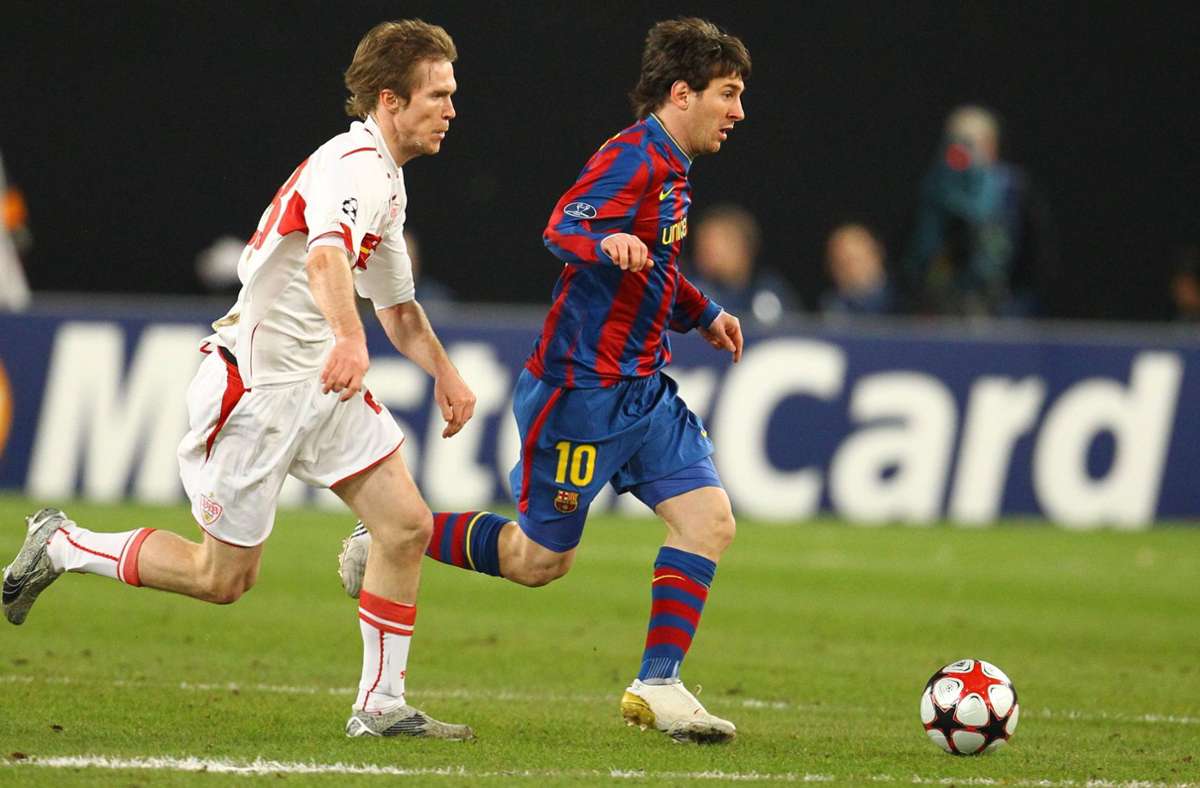 Alexander Hleb verfolgt Lionel Messi, der in diesem Spiel leer ausgeht. Die Treffer beim 1:1-Remis erzielen Cacau (25.) und Ibrahimovic (52.) – der VfB ist noch im Rennen.