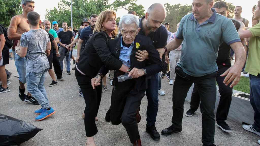  Nach einem gewaltsamen Angriff ist der Bürgermeister von Thessaloniki, Yiannis Boutaris, vorübergehend im Krankenhaus gewesen. Vier Verdächtige wurden derweil festgenommen. 