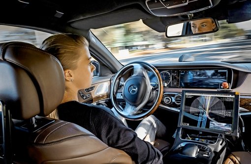 Eine Testfahrt im Sonnenschein im amerikanischen Silicon ValleyForschungsministerin Theresia Bauer im selbstfahrenden Auto Foto: Daimler