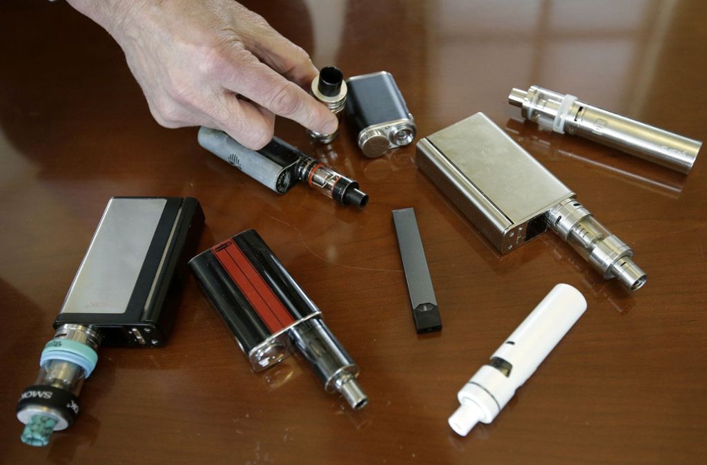 Die Juul-E-Zigarette ist deutlich kleiner als herkömmliche E-Zigaretten und wohl auch deswegen bei Rauchern so beliebt.