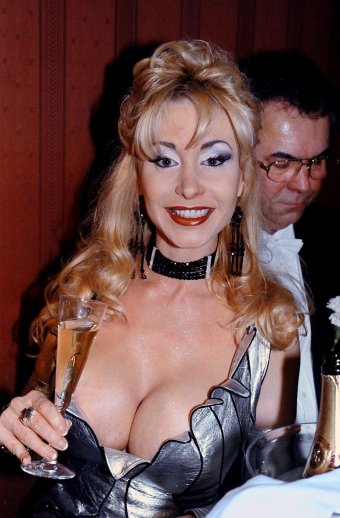 1999: Beim Wiener Opernball mit einem Gläschen Sekt und Ehemann Dino Baumberger.