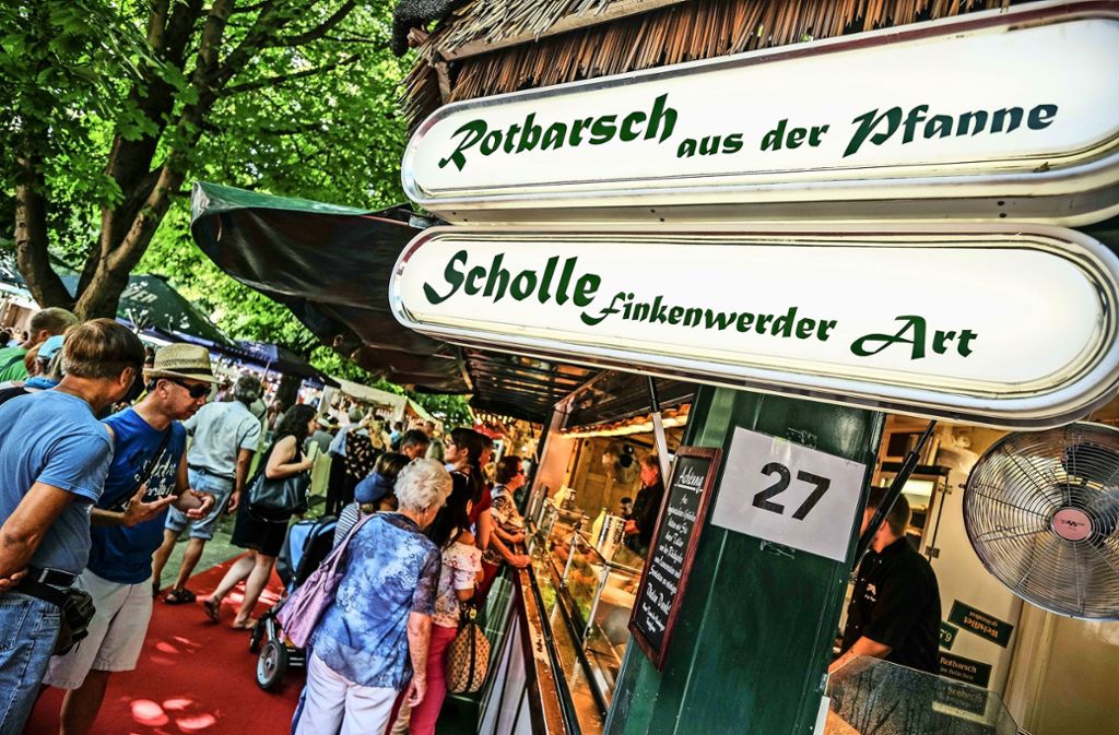 Mit dem Hamburger Fischmarkt kommt der Norden in die schwäbische Hauptstadt. Vom 12. bis 22. Juli 2018 gibt es auf dem Karlsplatz Fisch vom Feinsten. Weitere Informationen finden Sie hier.