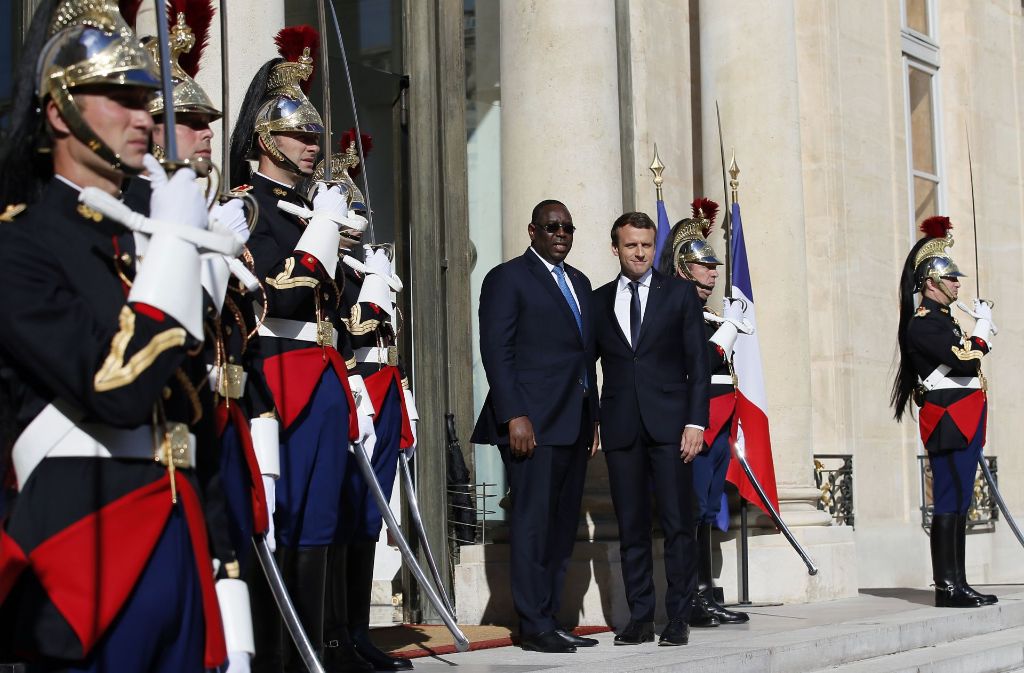 Der französische Präsident, Emmanuel Macron, hier vor dem Elysee-Palast in Paris mit dem Präsidenten aus dem Senegal, Macky Sall, kann sich über eine Mehrheit seiner Partei freuen.