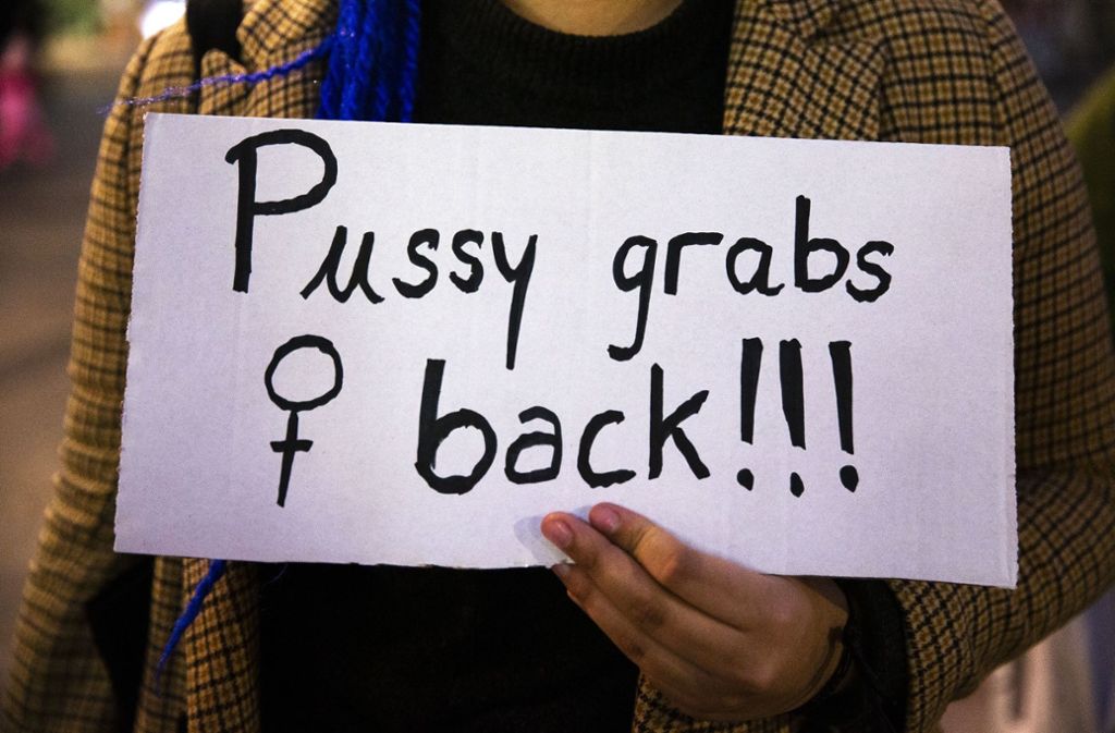 Auf dem anderen Plakat steht: „Pussy grabs back“. Es ist eine Anspielung auf die Aussage des US-Präsidenten Donald Trump.