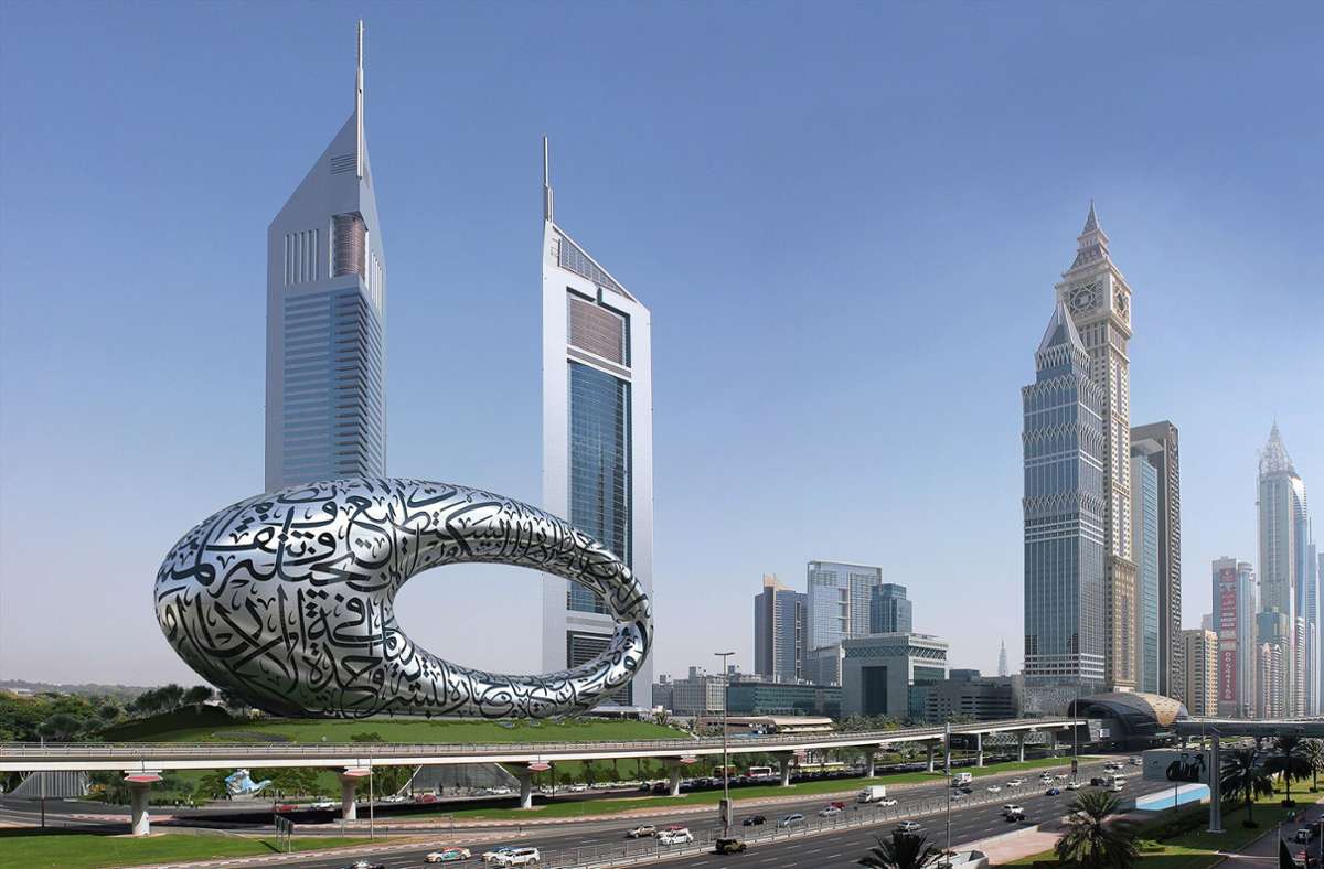 Viele Hochhäuser und mittendrin das spektakulär zum ovalen Ring geformte Museum of the Future in Dubai.