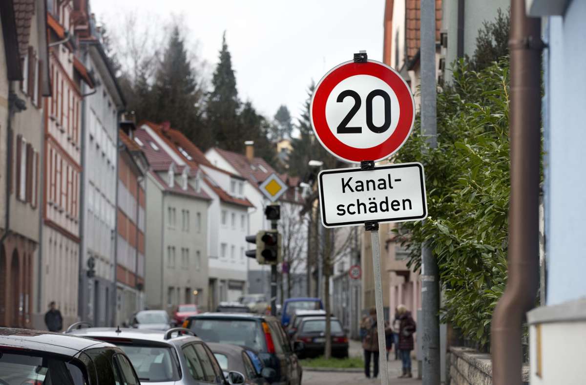 Ein Schild zeugte bereits 2018 von der Gefahr. Ein jahr später wurde die Baustelle Geiselbachstraße aufgemacht. Ein Bild aus dem Jahr 2018.