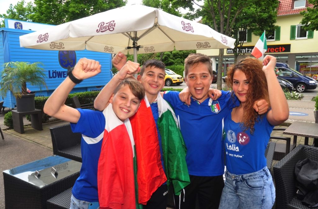 Italienische Fans feiern den Sieg ihrer Mannschaft in Fellbach.