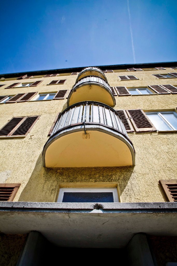 Daraufhin suchte der Verein einen Käufer. 14 Interessenten habe man für das Gebäude mit den 61 Wohneinheiten gehabt. Der Komplex an der Wagenburgstraße 149-153 ist fast komplett leer - nur noch vier Wohnungen sind belegt.
