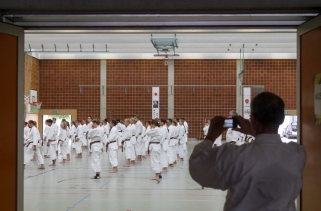 Bis zu 160 Karateka trainieren pro Einheit in einer Halle.