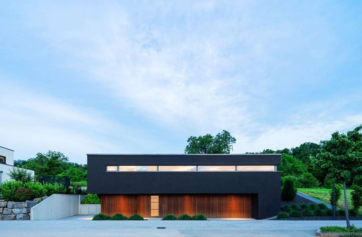 Stimmige Proportionierung: Das prämierte Architektenhaus in Bruchsal mit vorgehängter Holzfassade aus vertikalen Eichenleisten. Der Architekt ist Daniel Henecka.