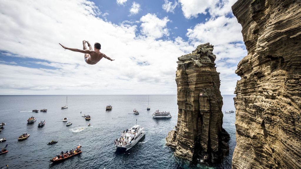  Auf den zu Portugal gehörenden Azoren haben die besten Cliff-Diver der Welt ihr Können gezeigt. Unsere Fotostrecke zeigt die spektakulären Sprünge von den bis zu 30 Meter hohen Klippen. 