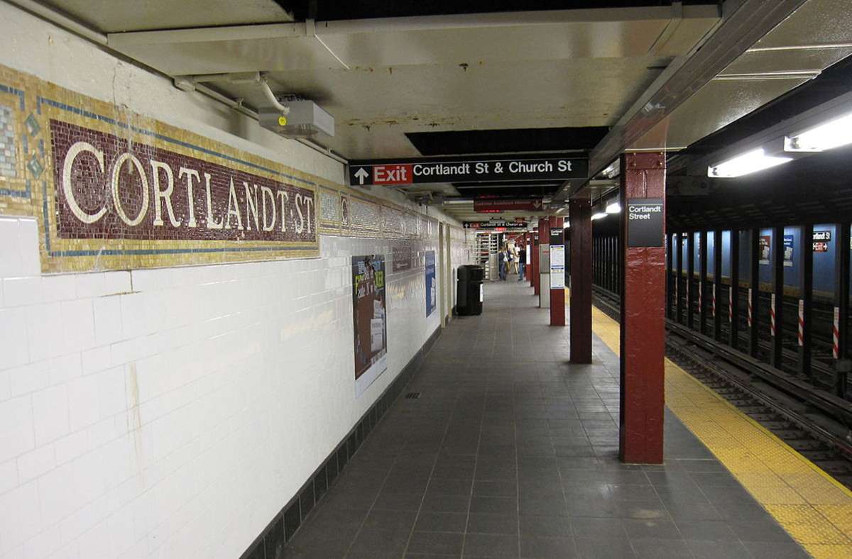 Vor 130 Jahren wurde die erste „mittels Elektrizität getriebene endlose schräge Wandelbahn“ in der New Yorker U-Bahn-Station Cortland Street, nicht weit entfernt vom späteren World Trade Center, eröffnet.