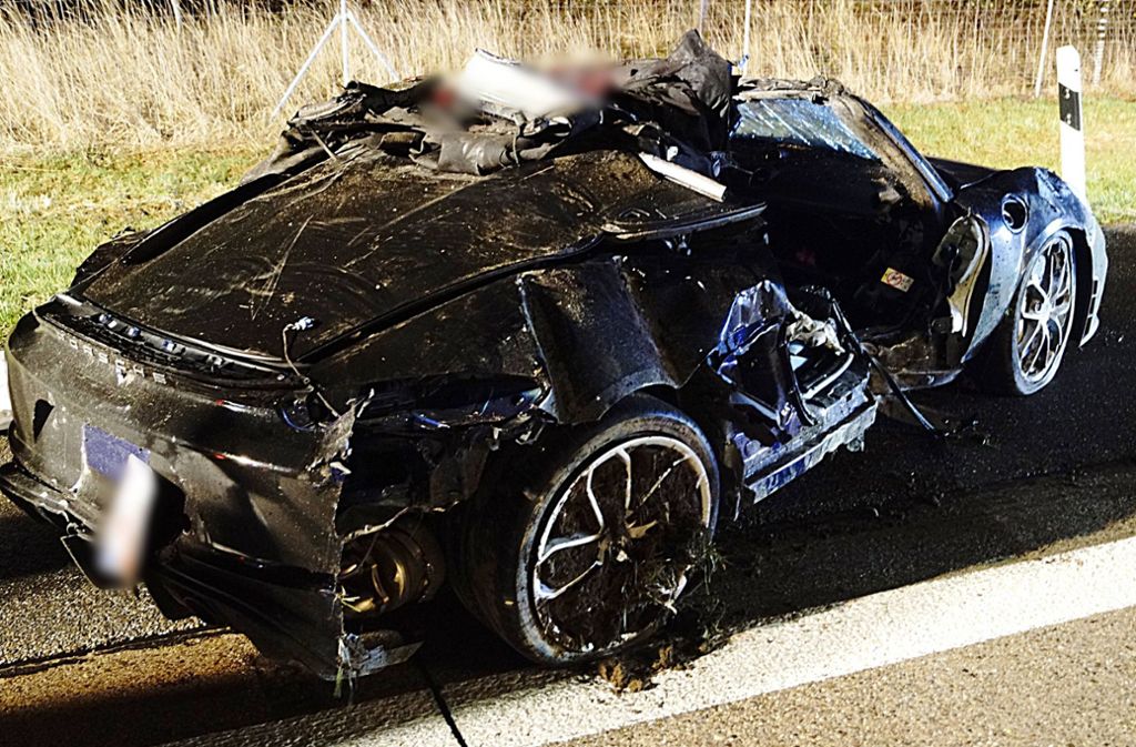 Der Fahrer eines Porsches ist am Sonntagabend auf der A81 bei Möckmühl tödlich verunglückt.