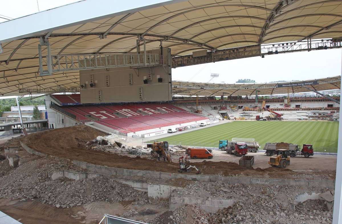 Ein Jahr nach der Umbenennung in „Mercedes-Benz-Arena“ beginnt 2009 der Umbau in ein reines Fußballstadion, wofür beide Kurven abgerissen und neu gebaut werden.