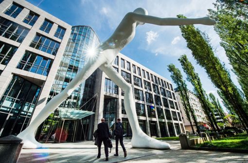 Die Statue „Walking Man“ steht vor der Zentrale der Munich RE. Der Rückversicherer hat seine Bilanz vorgelegt und rechnet mit weiteren Wetterkapriolen. Foto: dpa/Lino Mirgeler