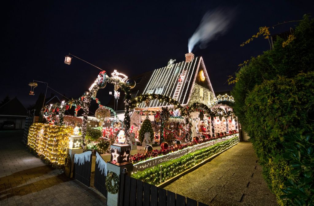 Ein Blick auf das Weihnachtshaus in Delmenhorst. Mit rund 55 000 Lichtern hat ein Ehepaar sein Haus und Grundstück weihnachtlich geschmückt.