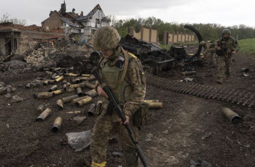 Ukrainische Soldaten patrouillieren in einem kürzlich zurückeroberten Dorf nördlich von Charkiw. Foto: dpa/Mstyslav Chernov