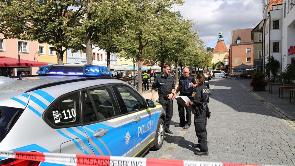 Mutmaßliche Schwert-Attacke in Bayern: Frau verletzt mehrere Personen in  Weiden