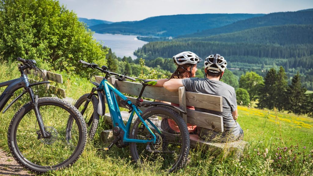 Mit dem E-Bike wird der Seenradweg Hochschwarzwald zur Genießertour. Am Schluchsee, Windgfällweiher, Titisee und Feldsee führt der 67 Kilometer lange Rundweg vorbei. Unterwegs stehen kostenlose Ladestationen für E-Bikes zur Verfügung.
