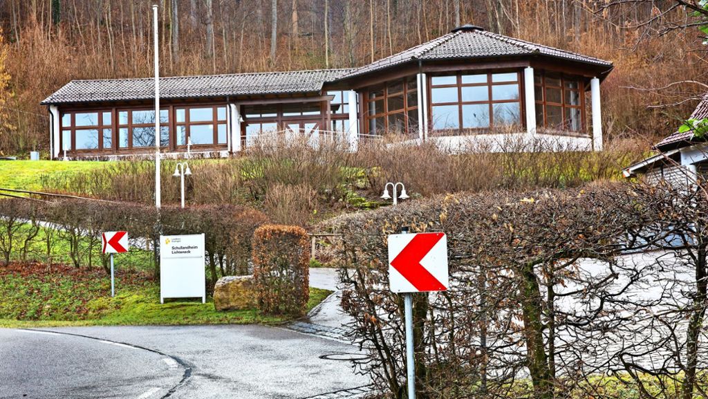  Obwohl das Haus frisch renoviert ist, bleiben die Türen des Schullandheims Lichteneck bis auf weiteres geschlossen. Der Landkreis Esslingen, dem die Einrichtung am Albtrauf gehört, findet kein Personal. 